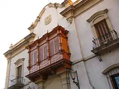 Le balcon en bois de la façade du palais archiépiscopal