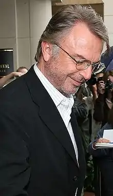 Sam Neill interprète Emerson Hauser.