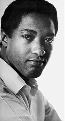 Sam Cooke en avril 1963. Il est retrouvé mort le 11 décembre 1964 dans un motel californien d'une balle de revolver, il est victime d'un complot à cause de ses positions pour le Mouvement afro-américain des droits civiques.