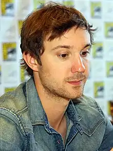 Sam Huntington interprète Joshua « Josh » Levison.