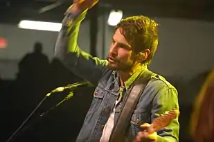 Sam Roberts chantant sur scène.