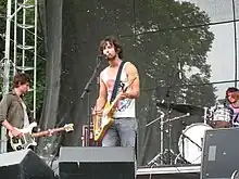 Sam Roberts, tenant sa guitare, sur scène à Lollapalooza en 2007