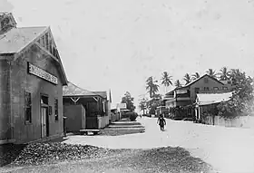 Scène d'une rue commerciale à Samarai en 1906