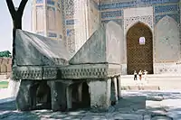 Mosquée Bibi-khanym : le lutrin de pierre.