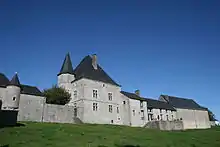 Château-ferme (petite tour de défense percée de meurtrières, à gauche de l'entrée principale), place de Neuville, n°9