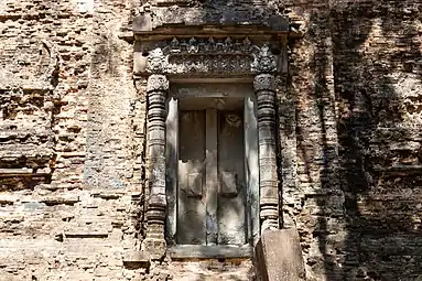 Sambor Prei Kuk, VIIe siècle. Fausse porte, colonnettes hexagonales et entablement de grès sculpté. Maçonnerie de brique sculptée