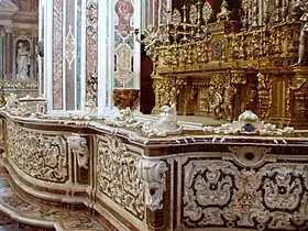 Balustrade de marbre sculptée de l'église baroque de la Chartreuse San Martino de Naples, avec de fastueuses marqueteries de marbre sur les sols et les murs, typiques du baroque napolitain.