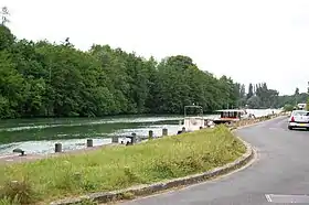 L'île visible sur la rive opposée, depuis le quai de la République