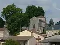 Le bourg et l'église vus de l'est.