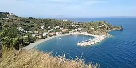 Vue du cap et de la plage de Sampatikí.