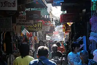 Foule dans Soi Wanit 1, la principale ruelle marchande du quartier