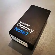 Une boîte rectangulaire noire avec écrit « Samsung Galaxy Note 7 ».
