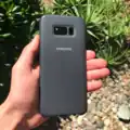 La Samsung Galaxy S8+ accompagné de sa Coque en silicone soir Samsung (verso).