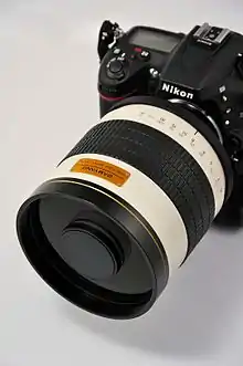 Objectif catadrioptique Samyang 8/800 mm monté sur un boîtier Nikon.