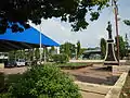 Place centrale, avec la statue de Ramón Diokno (1886-1954), membre de la Cour suprême des Philippines.