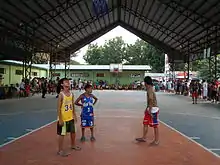 De jeunes joueurs de basket-ball sur un terrain aux Philippines.