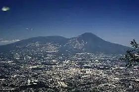 Vue du San Salvador composé du Boqueron (à gauche) et du pic Picacho (à droite) avec la ville de San Salvador à ses pieds.