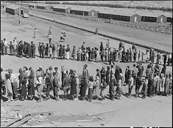 Les internés américains en ligne au Tanforan Assembly Center, San Bruno, Californie, le 29 avril 1942.