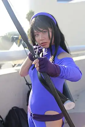 Cosplay de Kate Bishop en tant que Hawkeye.