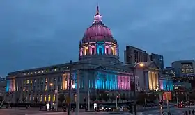 L'hôtel de ville de San Francisco aux couleurs du drapeau trans, à l'occasion de la Journée du souvenir trans, en 2017.