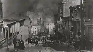 Photographie en noir et blanc d'une ville avec de nombreux bâtiments en ruine.