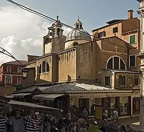 Abside et vue latérale du bâtiment