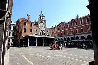 Campo San Giacometto et église éponyme.