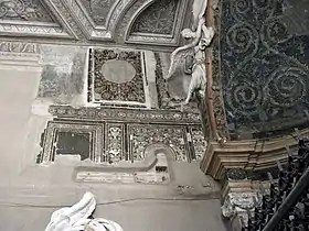 Vestige de la riche décoration murale paléochrétienne en fine marqueterie de marbre du baptistère du Latran à Rome, Ve siècle, (les grands morceaux de porphyre ont été pillés).