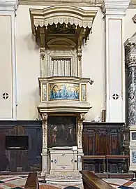 Les fonts baptismaux et la chaire