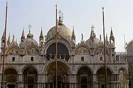 La façade actuelle de la basilique, ornée de nombreuses colonnes issues de remplois.