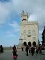 Hôtel de ville et la place de la Liberté.