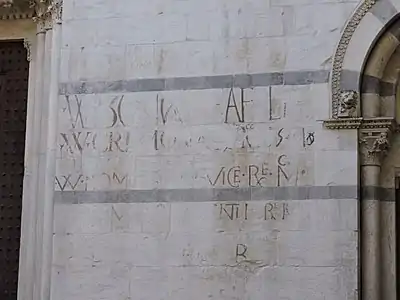 Textes gravés sur la façade.