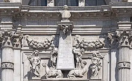 Monument central à la gloire de Vincenzo Fini.