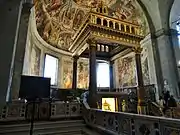 Le ciborium et les fresques de l'abside.