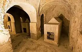 La crypte aux arches (Xe siècle).