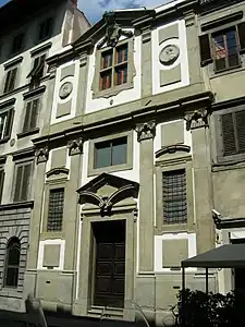 L'église Ospedale vecchio di San Giovanni di Dio', construite en incorporant les anciens palais de la famille Vespucci.