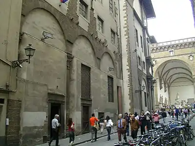 Les vestiges de l'église de la Via della Ninna, en arrière-plan la Loggia dei Lanzi.