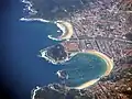 Vue aérienne de Saint-Sébastien en Espagne dont le littoral est découpé en deux anses par l'érosion différentielle.