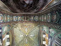 Basilique Saint-Vital (Ravenne), arc triomphal byzantin du VIe siècle, avec le Christ et les douze apôtres en mosaïque.