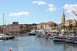 Le port, la tour romane et l'église.