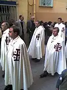 Chevaliers de l'ordre du Saint-Sépulcre qui suivent la Procession.