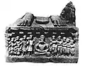 Les dévots Kushana autour d'un Bodhisattva, sur un piédestal de Bouddha. Règne de Vāsishka, Mathura, vers 250