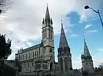 Vue du côté sud de la basilique de l'Immaculée Conception avec les deux clochetons