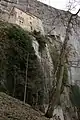 Le monastère, vu du pied des falaises.