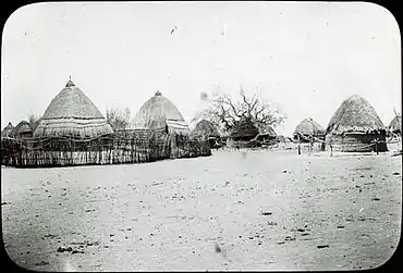 photo en noir et blanc des huttes du sanctuaire de Nyikang à Akurwa en 1910