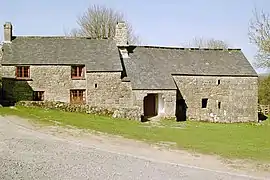 « Maison-longue » du Dartmoor, Devon, Angleterre : logis (dwelling) à gauche, étable (shippon) à droite, porche en saillie en façade