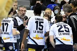 Le 4 mars 2015, avec ses joueuses du Havre AC lors de la rencontre de la 16e journée face à Issy Paris Hand.