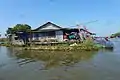 Habitation flottante sur le Tonlé Sap.