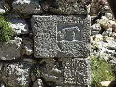 Bas-relief de l’église Saint-Laurent du Poil, sculptés lors d’une tentative de reconstruction