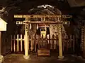 Torii dédié aux dieux de la mine (山神社) à l'intérieur des galeries.